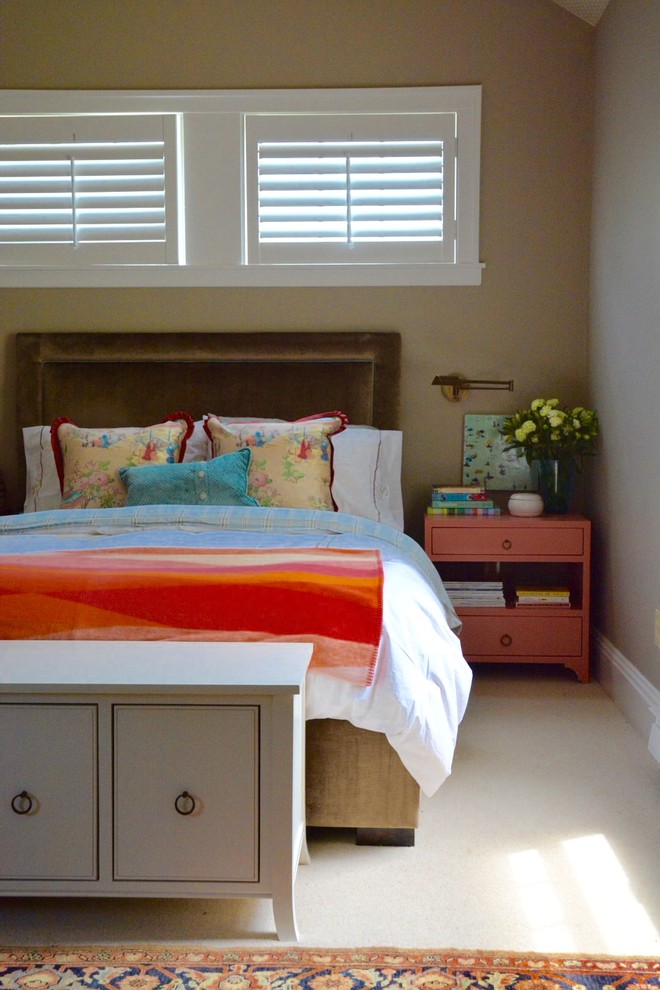 Foto de habitación de invitados clásica de tamaño medio sin chimenea con paredes beige y moqueta
