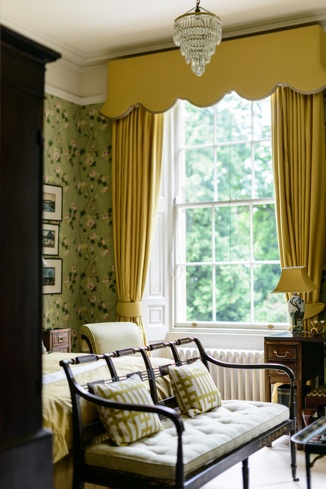 Ispirazione per una camera degli ospiti tradizionale di medie dimensioni con pareti verdi e moquette