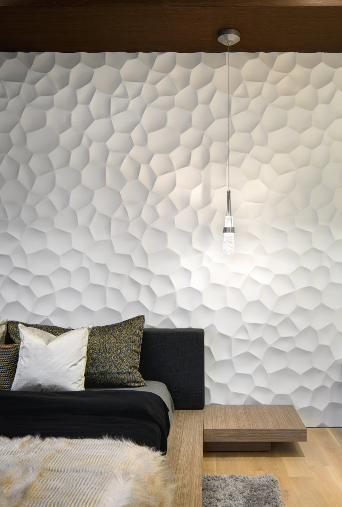 Стильный дизайн: хозяйская спальня в стиле модернизм с серыми стенами, светлым паркетным полом, бежевым полом и панелями на части стены - последний тренд