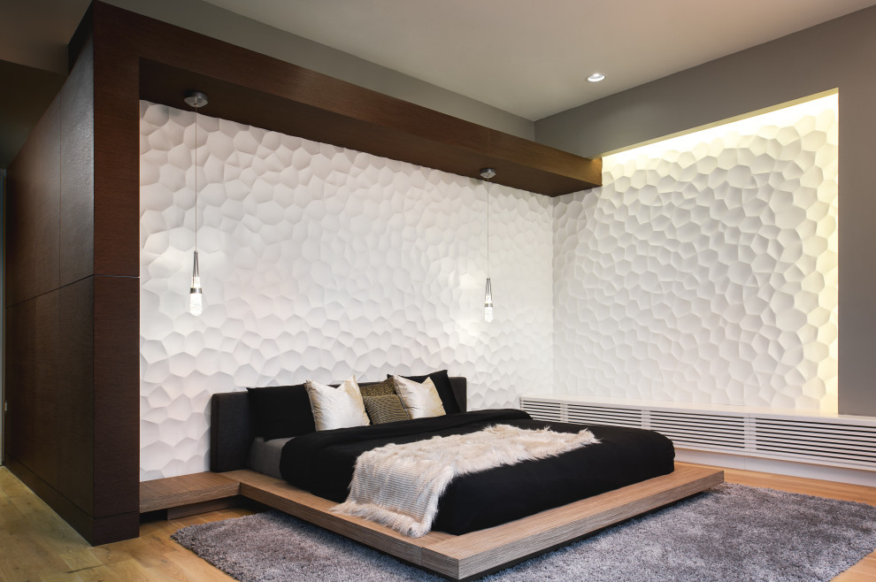 Idee per una camera matrimoniale moderna con pareti grigie, parquet chiaro, pavimento beige e pannellatura