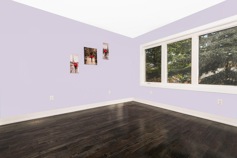 Foto de habitación de invitados minimalista de tamaño medio con paredes púrpuras y suelo de madera oscura