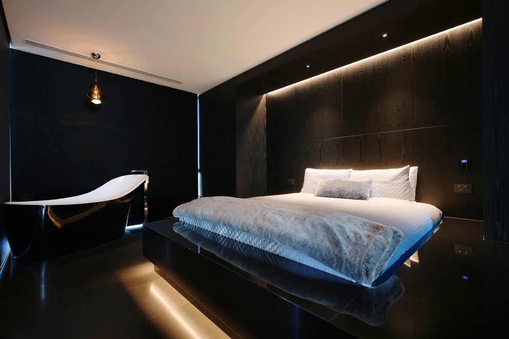 Modelo de dormitorio principal contemporáneo con paredes negras y suelo negro