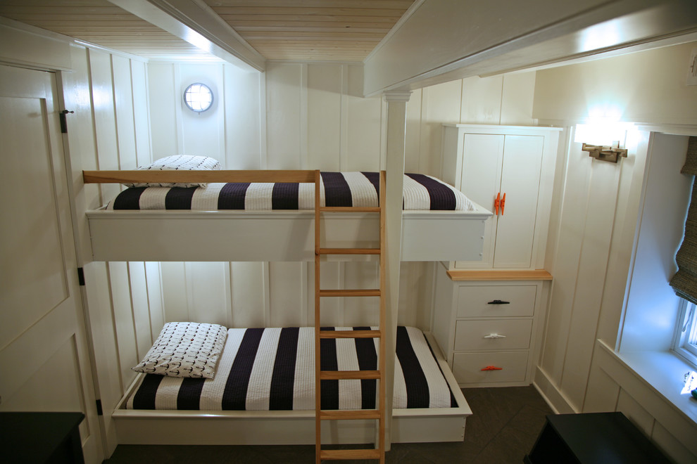 Inspiration för mellanstora maritima sovrum, med vita väggar