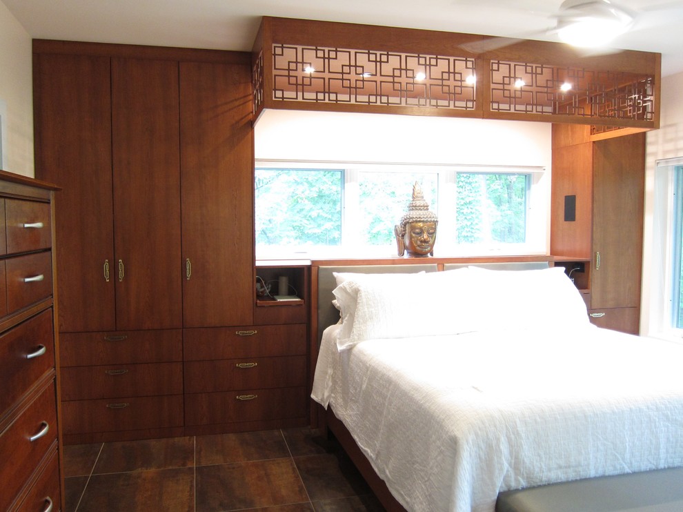 Modelo de dormitorio principal asiático de tamaño medio con paredes blancas y suelo de baldosas de porcelana