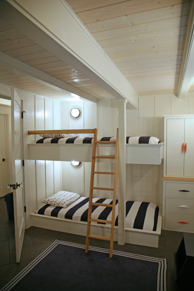 Maritim inredning av ett mellanstort sovrum, med vita väggar