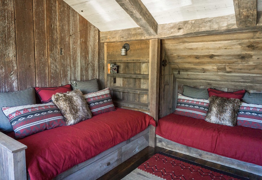 Ejemplo de habitación de invitados rural sin chimenea con suelo de madera en tonos medios