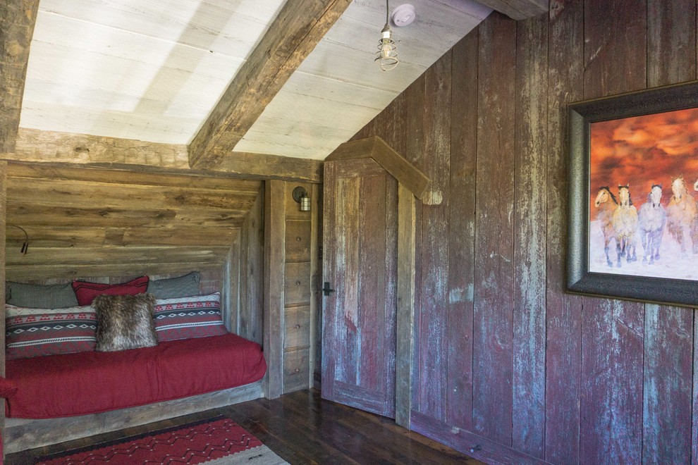 Exemple d'une chambre d'amis montagne avec un sol en bois brun et aucune cheminée.