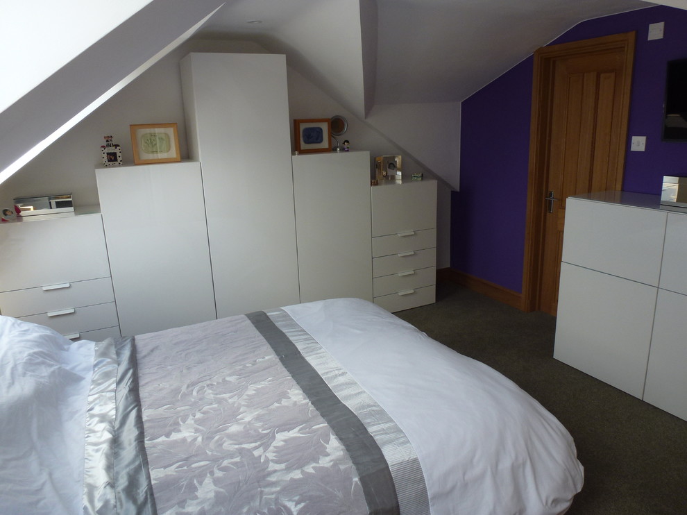Idee per una camera da letto stile loft moderna di medie dimensioni con pareti viola, moquette e nessun camino
