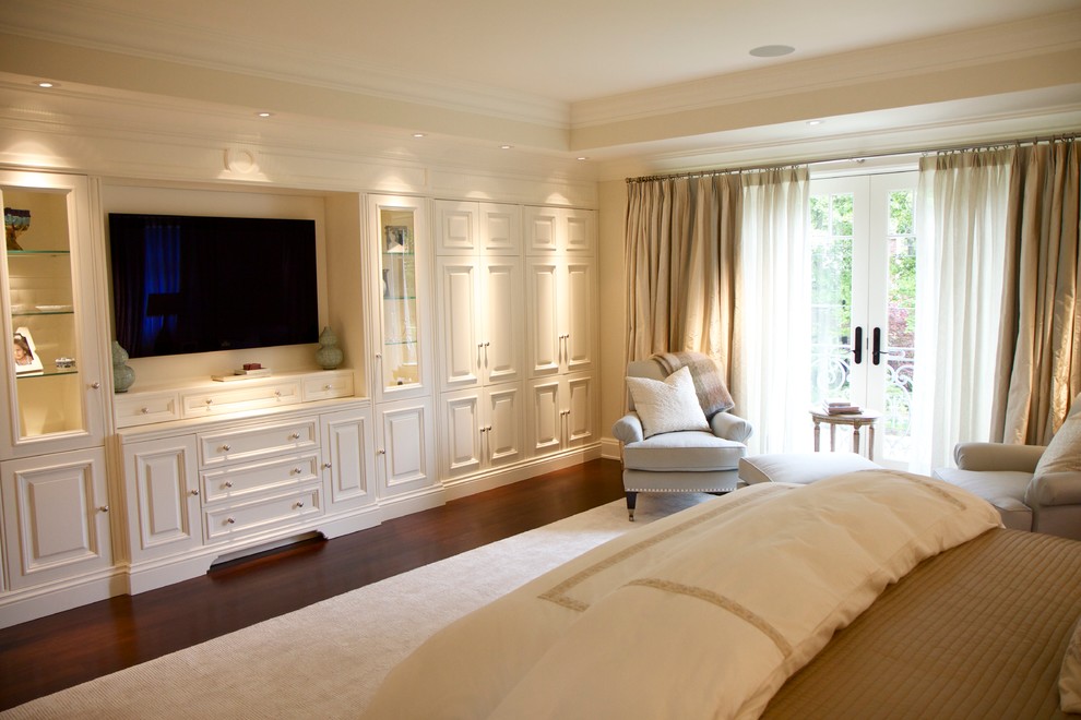 Bedroom - traditional bedroom idea in Montreal