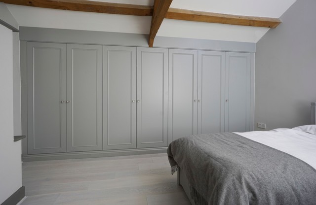 Built in wardrobes in a charming rustic cottage - Traditional - Bedroom -  Oxfordshire - by Built in Solutions | Houzz IE