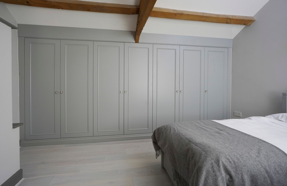 На фото: хозяйская спальня в классическом стиле с серыми стенами, паркетным полом среднего тона и белым полом