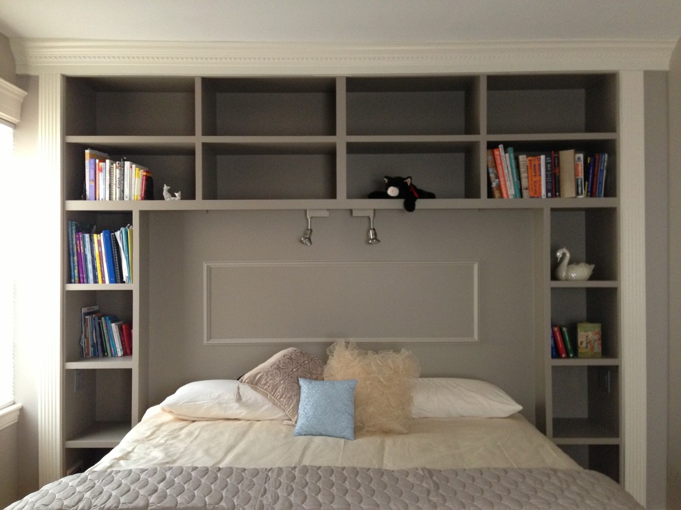 Идея дизайна: гостевая спальня среднего размера, (комната для гостей) в стиле неоклассика (современная классика) с серыми стенами без камина