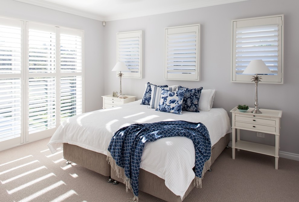 Свежая идея для дизайна: спальня в морском стиле с серыми стенами и ковровым покрытием без камина - отличное фото интерьера