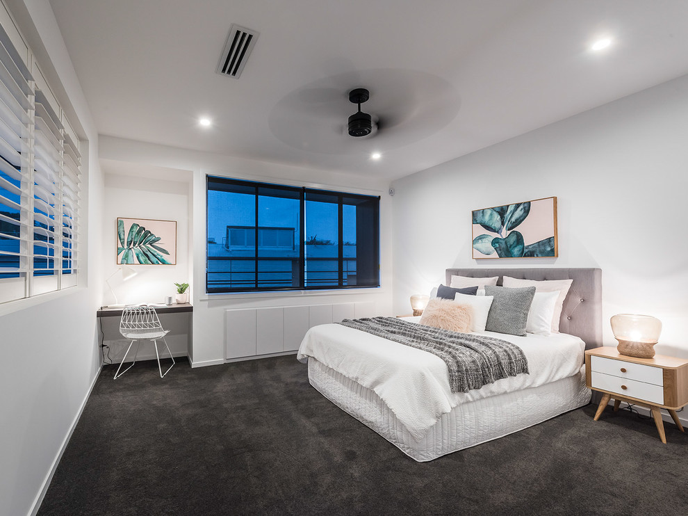 ブリスベンにあるコンテンポラリースタイルのおしゃれな主寝室 (白い壁、カーペット敷き、グレーの床) のインテリア