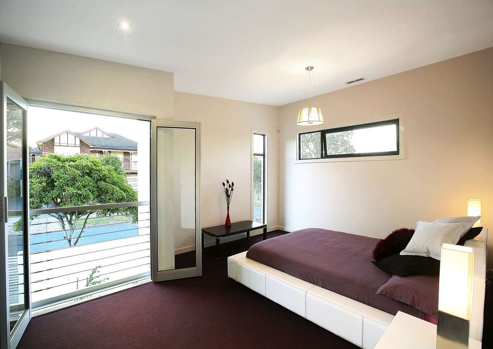 Стильный дизайн: хозяйская спальня среднего размера в стиле модернизм с белыми стенами, ковровым покрытием и фиолетовым полом - последний тренд