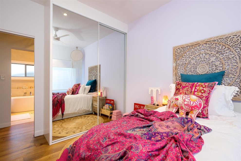 На фото: гостевая спальня среднего размера, (комната для гостей) в стиле модернизм с бежевыми стенами, паркетным полом среднего тона и коричневым полом