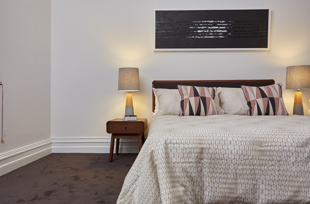 Cette image montre une chambre avec moquette design de taille moyenne avec un mur blanc, un sol gris, une cheminée standard et un manteau de cheminée en plâtre.