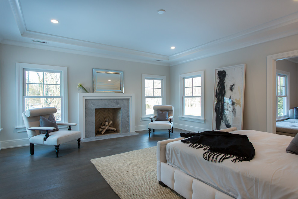 Ejemplo de dormitorio clásico renovado con paredes grises y suelo de madera oscura