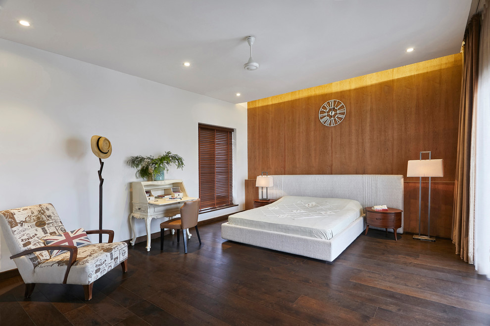 Mittelgroßes Modernes Schlafzimmer mit brauner Wandfarbe, dunklem Holzboden und braunem Boden in Pune