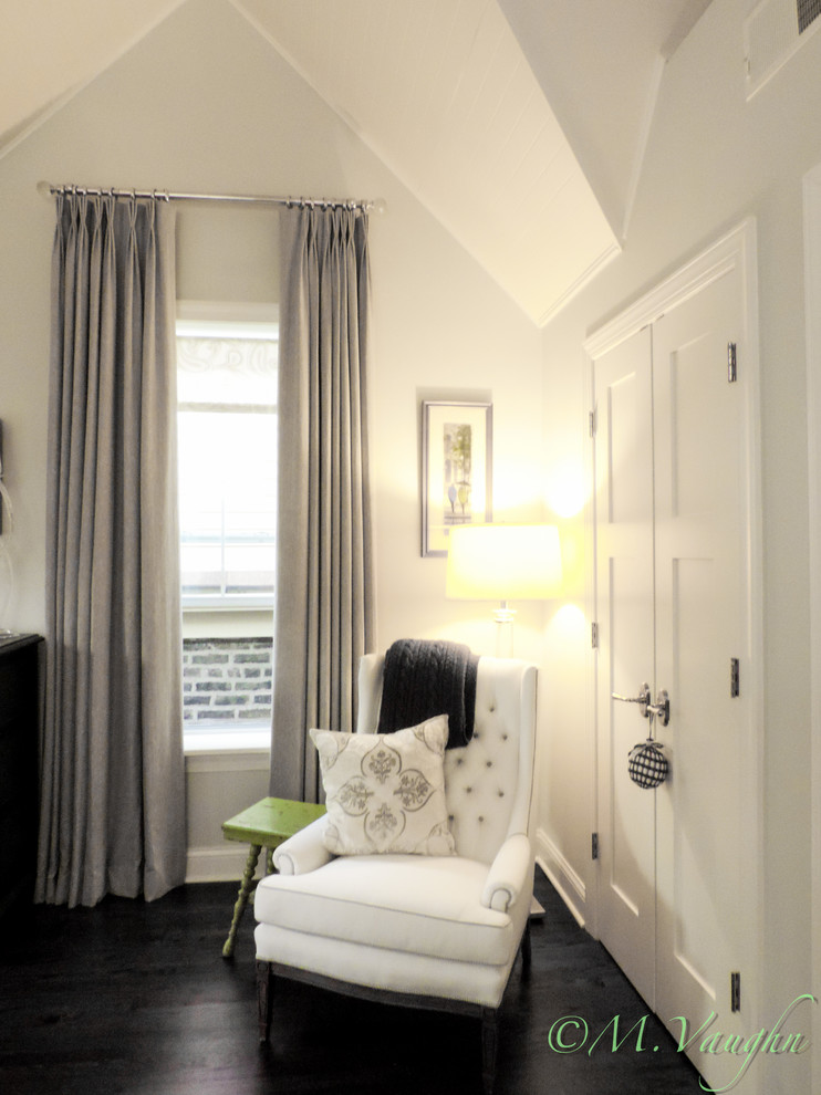 Источник вдохновения для домашнего уюта: большая хозяйская спальня в стиле неоклассика (современная классика) с серыми стенами и темным паркетным полом