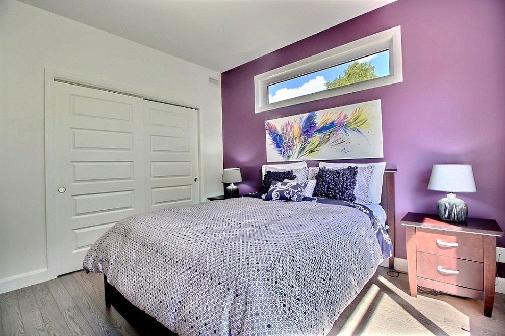 モントリオールにある中くらいなコンテンポラリースタイルのおしゃれな客用寝室 (紫の壁、淡色無垢フローリング、茶色い床)
