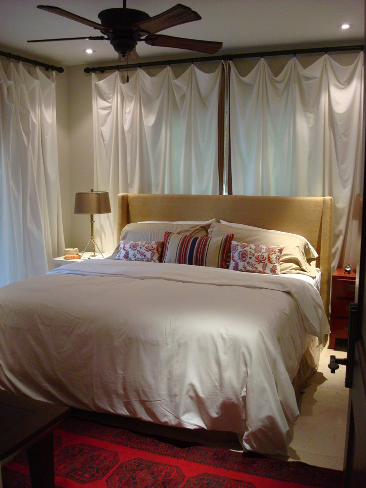 На фото: спальня в морском стиле с