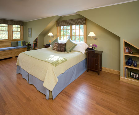 Mittelgroßes Uriges Hauptschlafzimmer mit braunem Holzboden in New York