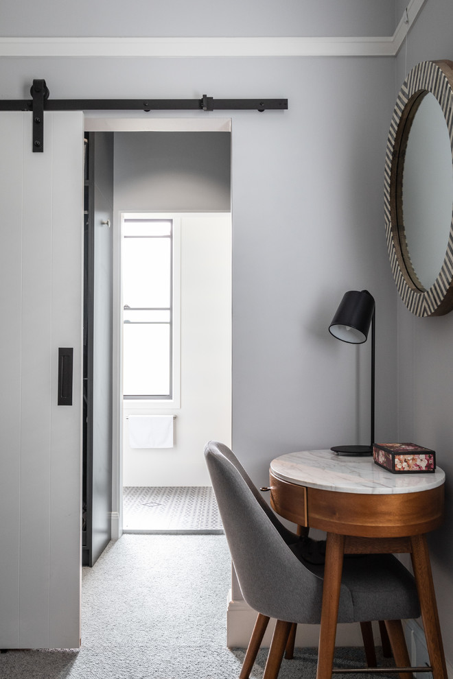 Cette image montre une chambre design avec un mur gris et un sol gris.