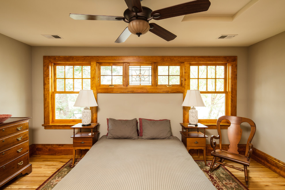 Stilmix Schlafzimmer mit grauer Wandfarbe und braunem Holzboden in Minneapolis