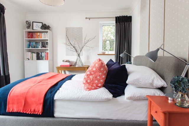 На фото: хозяйская спальня среднего размера в современном стиле с серыми стенами, ковровым покрытием и серым полом