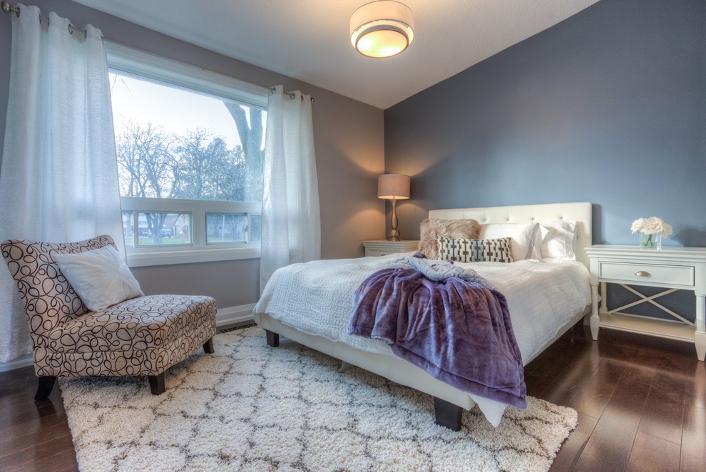 Идея дизайна: хозяйская спальня среднего размера в стиле неоклассика (современная классика) с серыми стенами и темным паркетным полом без камина