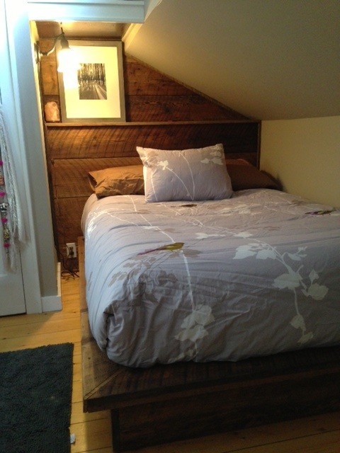 Ejemplo de habitación de invitados ecléctica de tamaño medio sin chimenea con paredes beige, suelo de madera clara y suelo beige