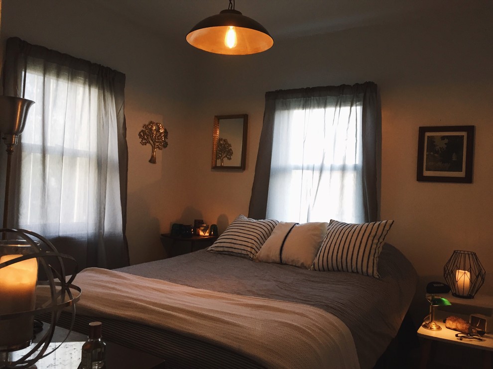 Kleines Stilmix Gästezimmer mit weißer Wandfarbe und hellem Holzboden in Denver