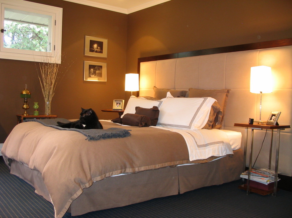 На фото: большая хозяйская спальня в стиле неоклассика (современная классика) с коричневыми стенами, ковровым покрытием и синим полом без камина