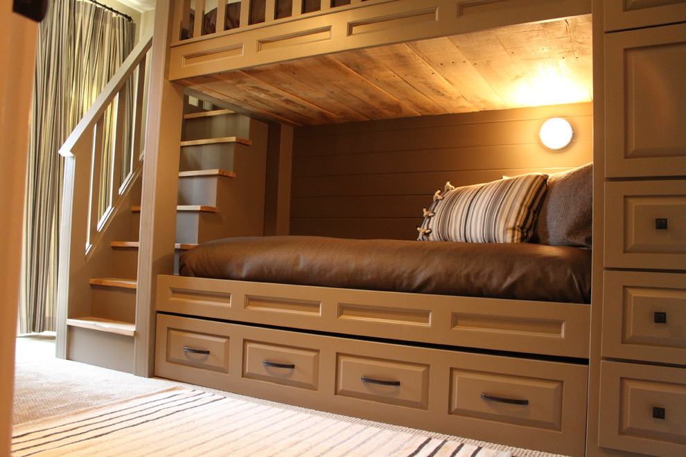 Diseño de habitación de invitados marinera pequeña sin chimenea con paredes beige, moqueta y suelo blanco