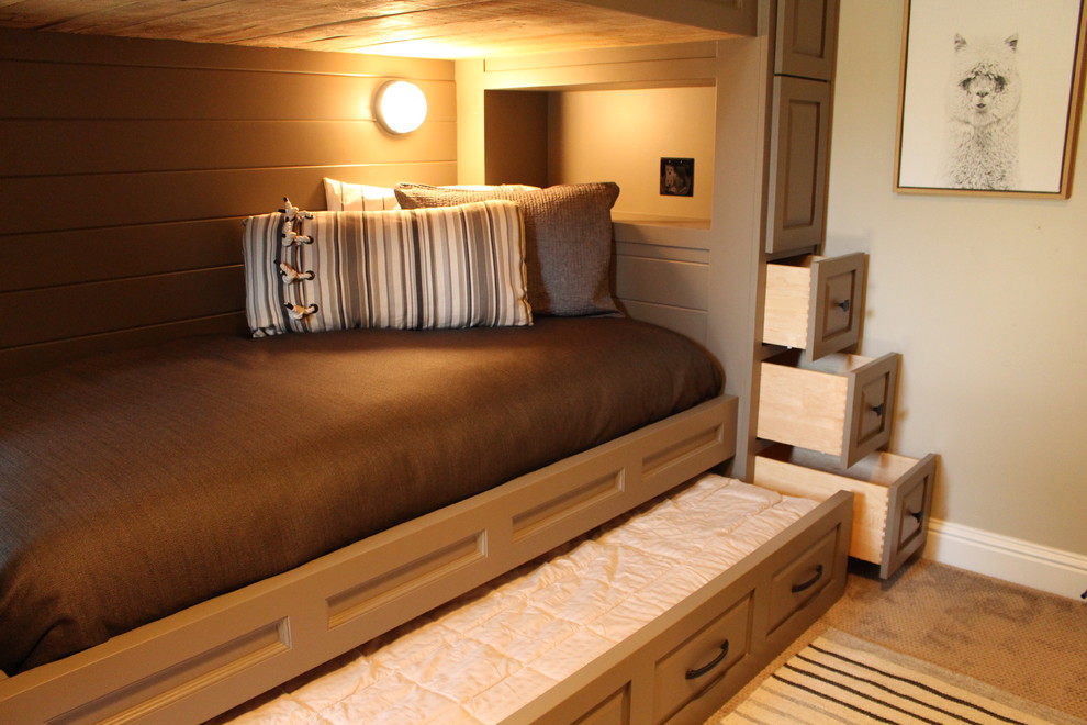 Modelo de habitación de invitados marinera pequeña sin chimenea con paredes beige, moqueta y suelo blanco