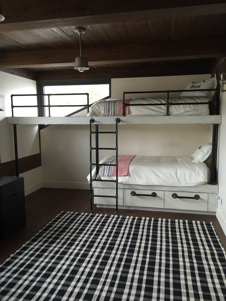 Immagine di una grande camera da letto stile loft stile rurale con pavimento in legno massello medio, nessun camino e pareti beige