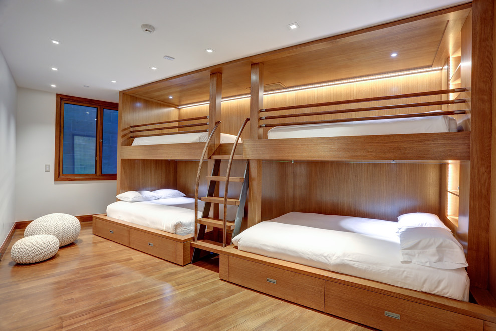 デンバーにある広いコンテンポラリースタイルのおしゃれな客用寝室 (ベージュの壁、淡色無垢フローリング、暖炉なし、ベージュの床) のインテリア