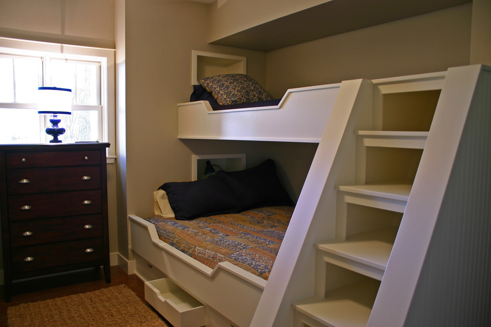 Diseño de dormitorio tipo loft marinero de tamaño medio sin chimenea con paredes beige