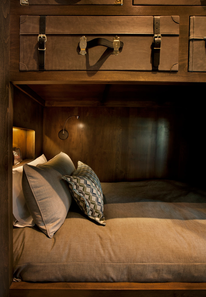 Foto di una camera degli ospiti rustica di medie dimensioni con pareti beige, pavimento in legno massello medio e nessun camino