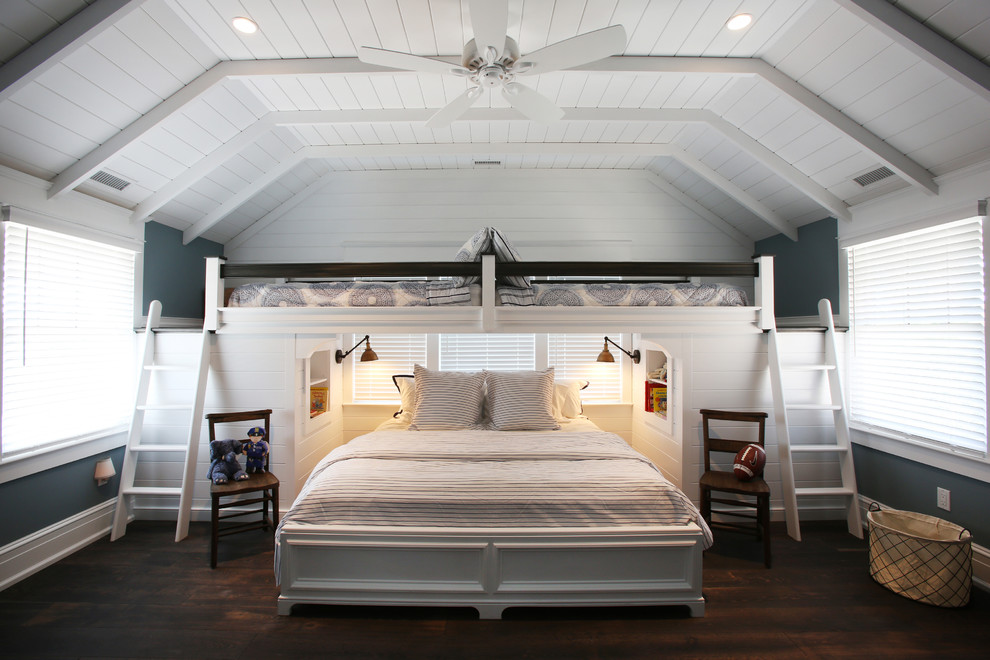 Идея дизайна: спальня в морском стиле с синими стенами и темным паркетным полом