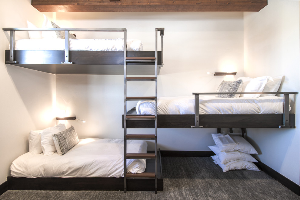 Diseño de habitación de invitados minimalista con paredes blancas, moqueta y suelo negro