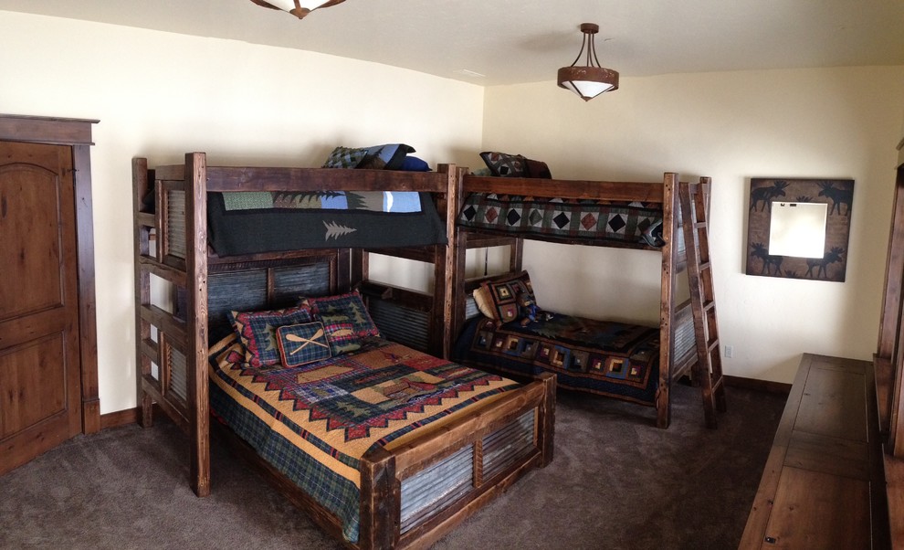На фото: гостевая спальня среднего размера, (комната для гостей) в стиле рустика с бежевыми стенами, ковровым покрытием, стандартным камином, фасадом камина из дерева и бежевым полом