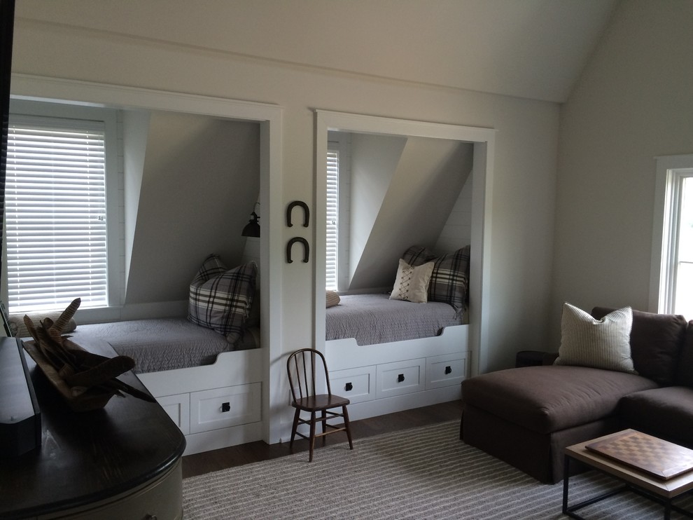 Foto de habitación de invitados clásica grande sin chimenea con paredes grises y suelo de madera oscura