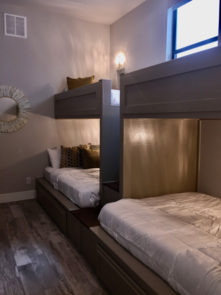 Diseño de habitación de invitados clásica renovada pequeña con paredes grises, suelo de baldosas de porcelana y suelo beige