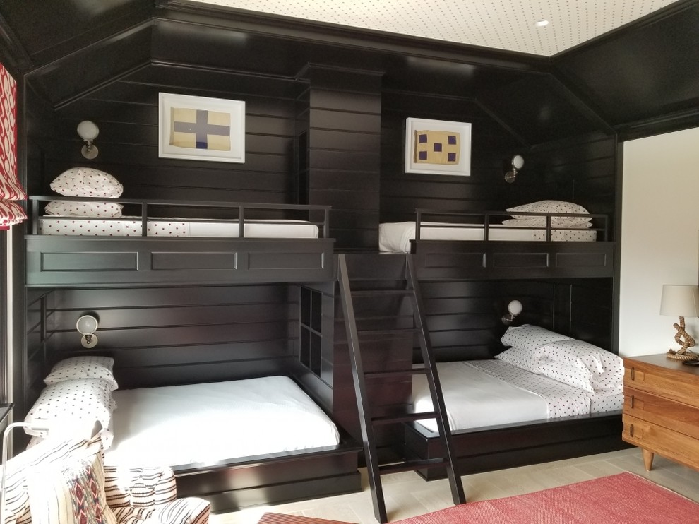 Diseño de habitación de invitados nórdica de tamaño medio sin chimenea con paredes marrones, suelo de madera clara y suelo beige