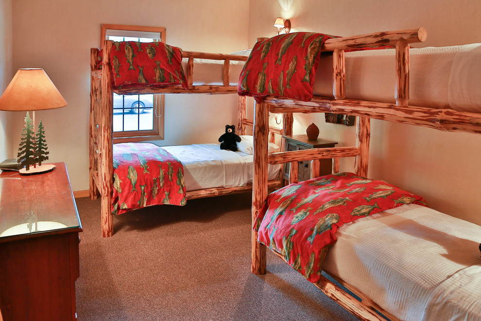 Источник вдохновения для домашнего уюта: большая гостевая спальня (комната для гостей) в стиле рустика с бежевыми стенами и ковровым покрытием без камина