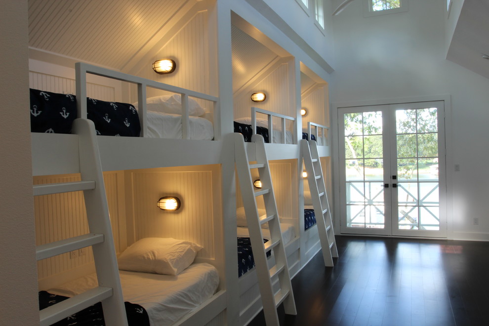 Foto de habitación de invitados de estilo de casa de campo sin chimenea con paredes blancas, suelo de madera oscura y suelo marrón