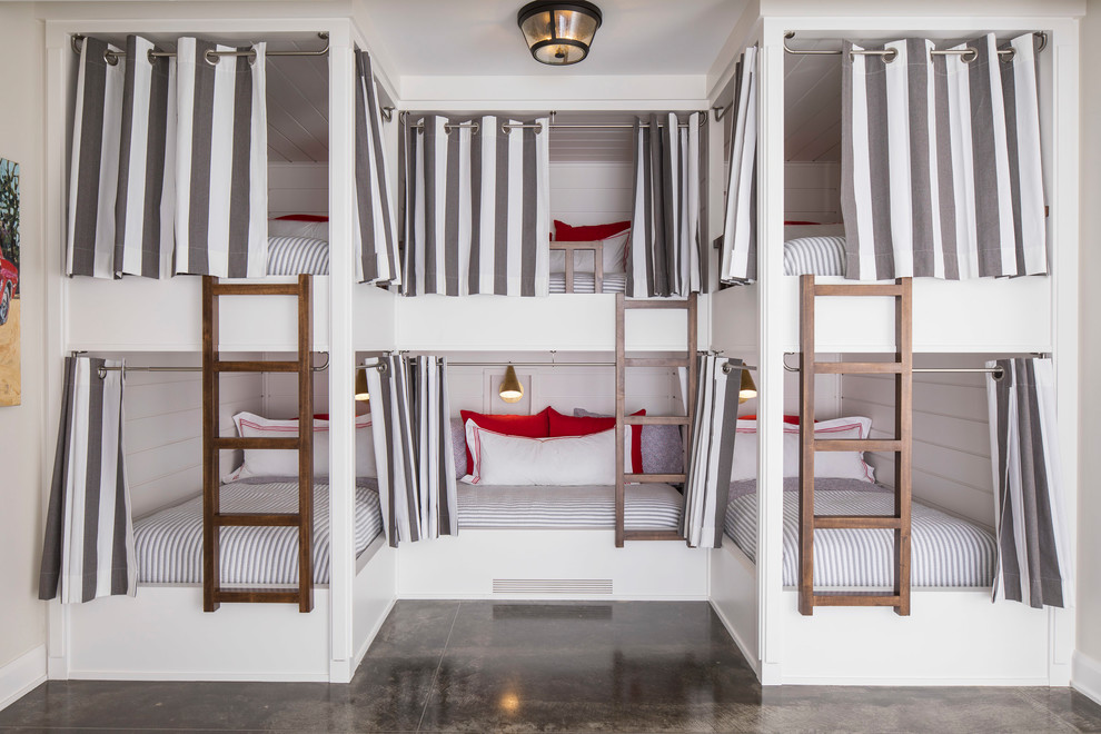 Foto de habitación de invitados costera grande sin chimenea con paredes blancas, suelo de cemento y suelo gris