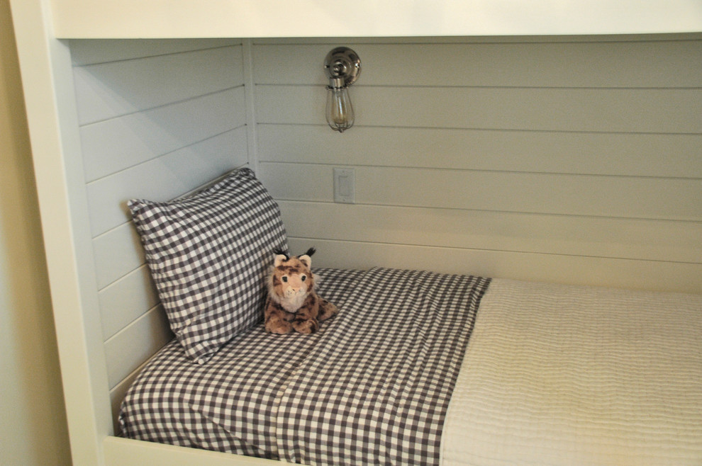 Ejemplo de dormitorio campestre grande con paredes blancas y suelo de madera clara